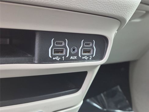 Used 2023 Chrysler Pacifica Touring-L FWD image 11