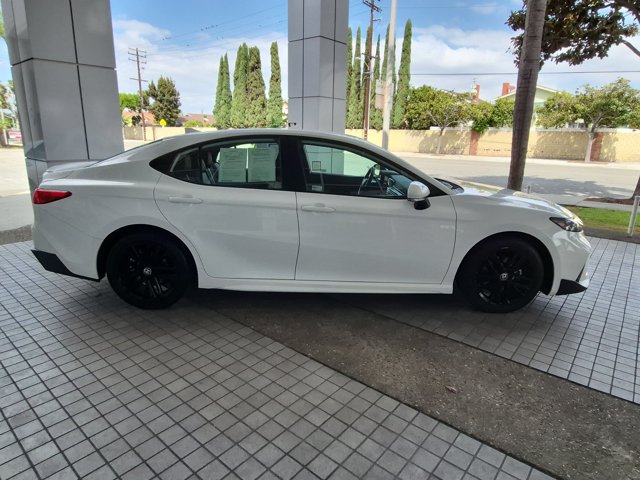 Used 2025 Toyota Camry SE FWD image 4