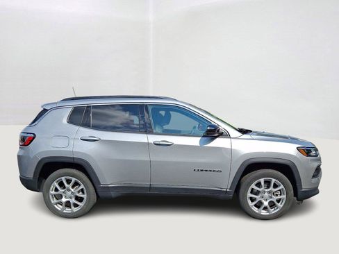Used 2023 Jeep Compass Latitude AWD/4WD image 7