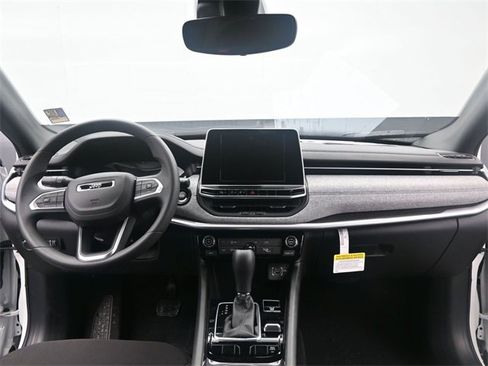 Used 2025 Jeep Compass Sport w/ Mopar Graphics Package image 17