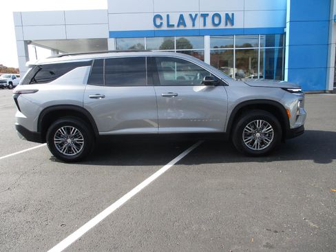 Used 2025 Chevrolet Traverse LT image 2