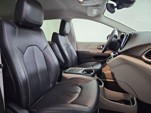 Used 2024 Chrysler Pacifica Touring-L image 21