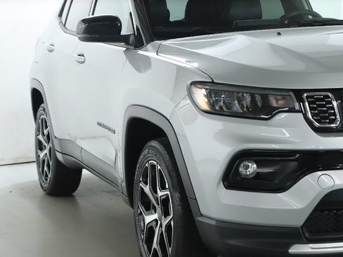 Used 2025 Jeep Compass Limited AWD/4WD image 9