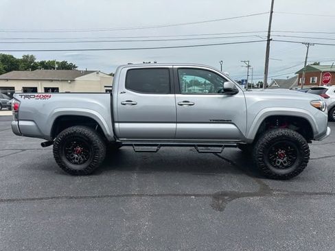 Used 2021 Toyota Tacoma TRD Sport AWD/4WD image 9