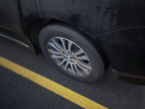 Used 2019 Toyota Sienna XLE image 6