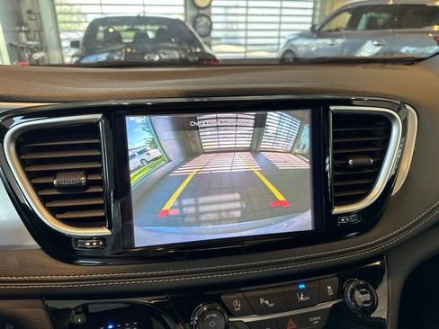 Used 2026 Chrysler Pacifica Limited FWD image 5