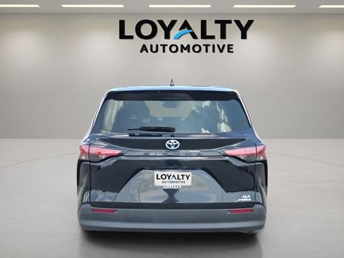 Used 2022 Toyota Sienna XLE FWD image 4