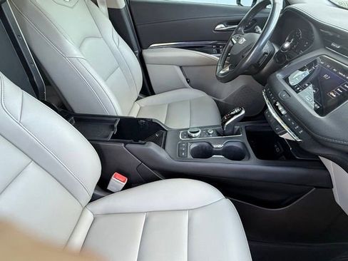 Used 2023 Cadillac XT4 Luxury w/ Cold Weather Package FWD image 17