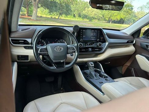 Used 2021 Toyota Highlander XLE FWD image 12