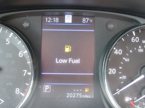 Used 2021 Nissan Rogue Sport SL image 2