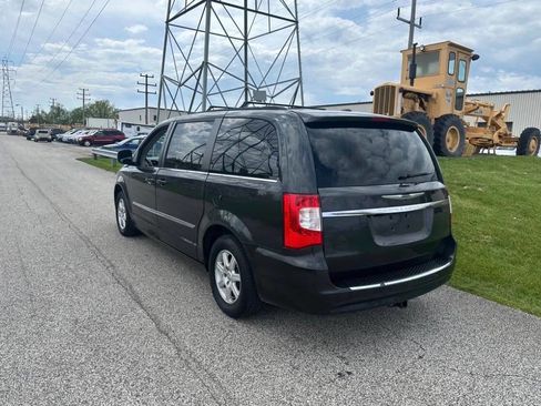 Used 2012 Chrysler Town & Country Touring FWD image 5