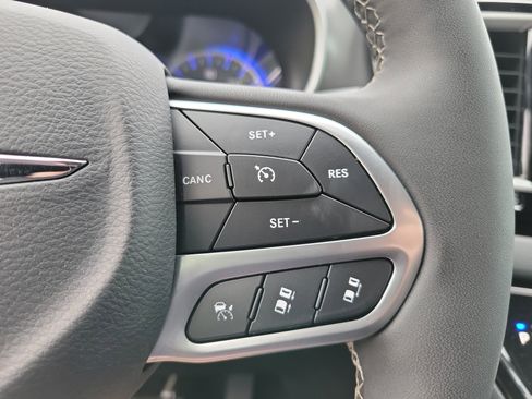 Used 2025 Chrysler Pacifica Select FWD image 23