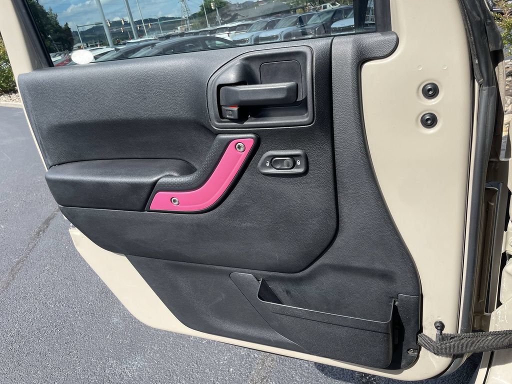 Used 2016 Jeep Wrangler Unlimited Sahara w/ Connectivity Group AWD/4WD image 16