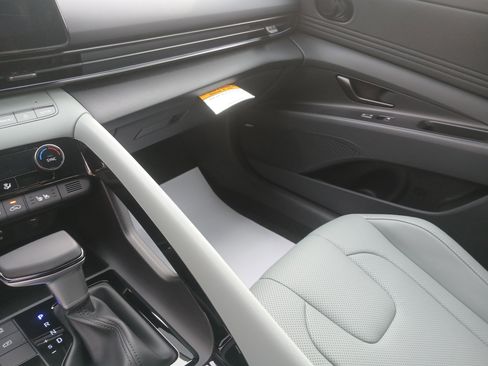 New 2025 Hyundai Elantra Limited image 22