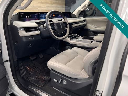 Used 2025 Lincoln Navigator L Reserve AWD/4WD image 4