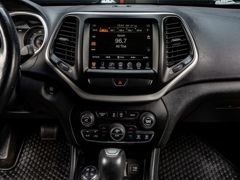 Used 2018 Jeep Cherokee Trailhawk w/ Comfort & Convenience Group image 19