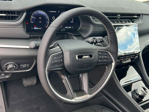 New 2025 Jeep Grand Cherokee Altitude image 10