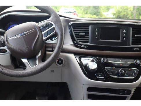 Used 2017 Chrysler Pacifica Touring FWD image 10