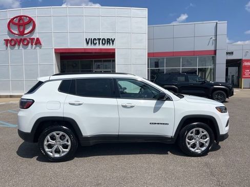 Used 2024 Jeep Compass Latitude image 3
