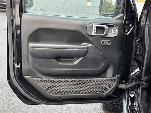 Certified 2022 Jeep Gladiator Rubicon w/ Cold Weather Group image 18