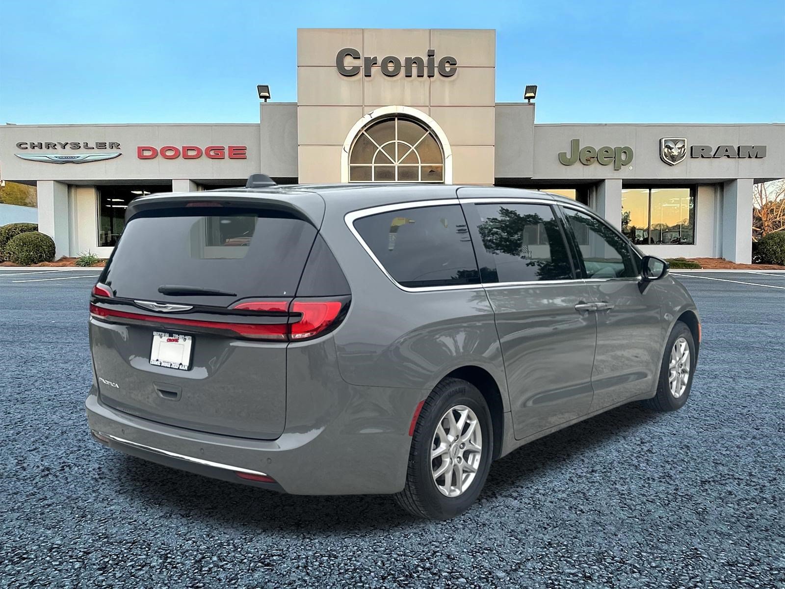 Used 2025 Chrysler Pacifica Select FWD image 3