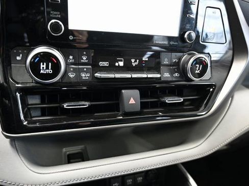 Used 2021 Toyota Highlander XLE image 18