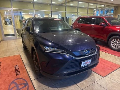 Used 2022 Toyota Venza LE image 2