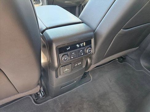 Used 2022 GMC Acadia Denali w/ Denali Ultimate Package AWD/4WD image 17