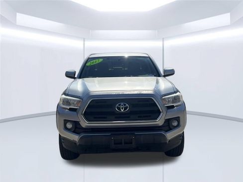 Used 2017 Toyota Tacoma SR5 RWD image 2