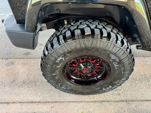 Used 2014 Jeep Wrangler Unlimited Sahara w/ Connectivity Group AWD/4WD image 30