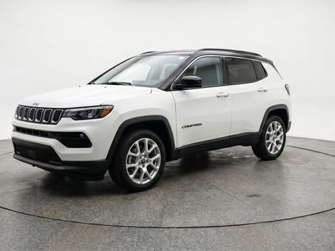 Used 2025 Jeep Compass Limited AWD/4WD image 3