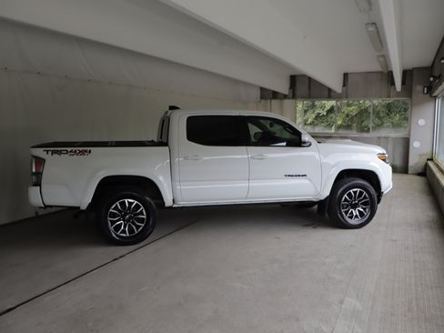 Used 2023 Toyota Tacoma TRD Sport w/ Technology Package AWD/4WD image 4