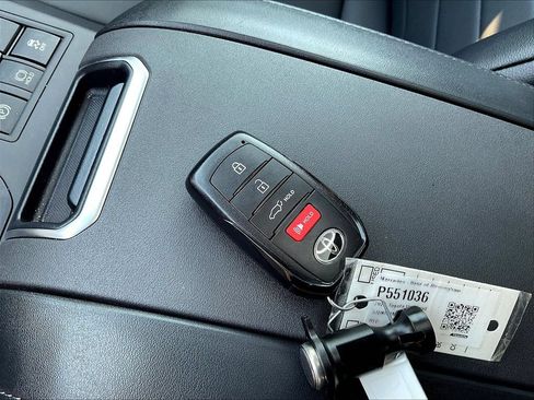 Used 2025 Toyota Highlander XLE FWD image 38