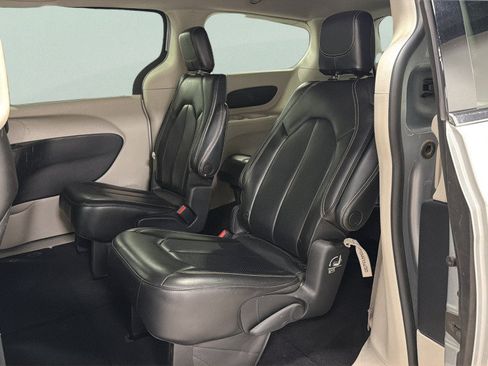 Used 2023 Chrysler Pacifica Touring-L FWD image 35