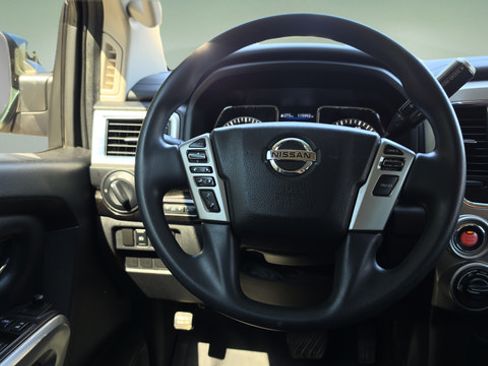 Used 2019 Nissan Titan SV AWD/4WD image 13