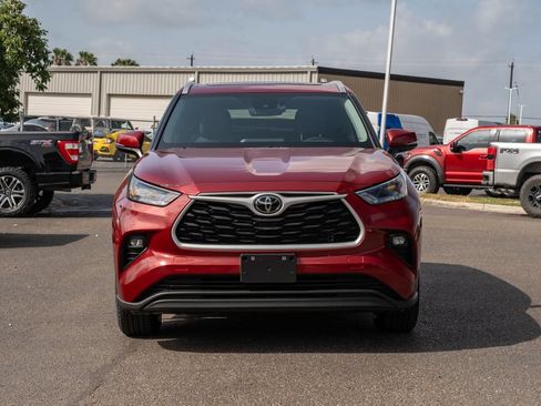 Used 2023 Toyota Highlander XLE FWD image 2