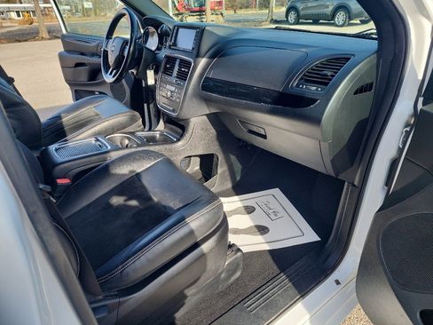 Used 2016 Dodge Grand Caravan SXT image 16