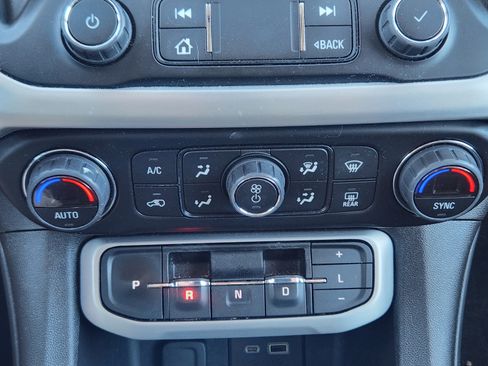 Used 2023 GMC Acadia SLE image 15