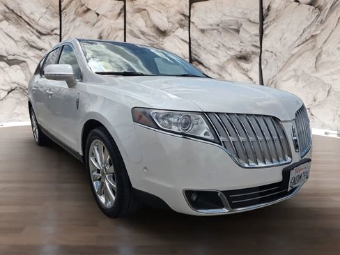 Used 2010 Lincoln MKT AWD image 3