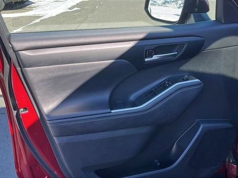 Certified 2024 Toyota Highlander XLE image 9