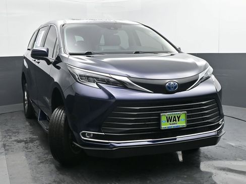 Used 2024 Toyota Sienna XLE image 8