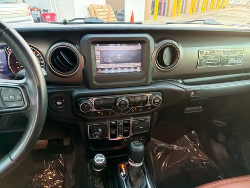Used 2021 Jeep Gladiator Willys image 18
