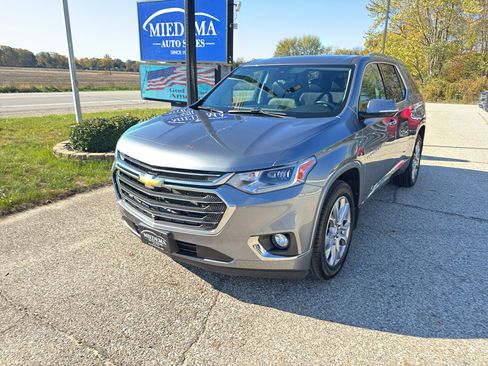 Used 2020 Chevrolet Traverse Premier image 2