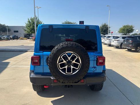 Used 2025 Jeep Wrangler Unlimited Rubicon w/ Convenience Group AWD/4WD image 4