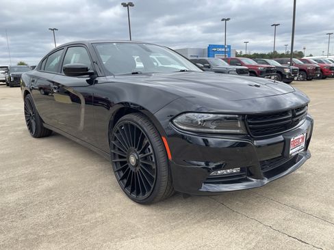 Used 2023 Dodge Charger SXT image 2
