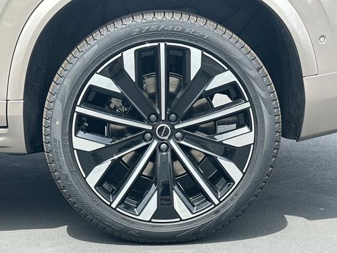 New 2026 Volvo XC90 T8 Plus w/ Protection Package Premier AWD/4WD image 24