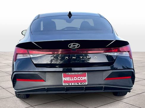 Used 2024 Hyundai Elantra SE image 7