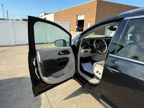 Used 2020 Chrysler Pacifica Limited FWD image 18