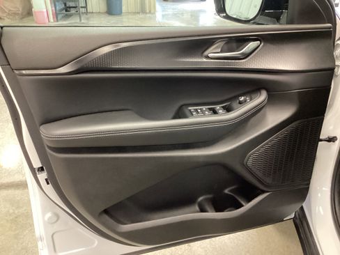 Used 2024 Jeep Grand Cherokee Altitude image 13