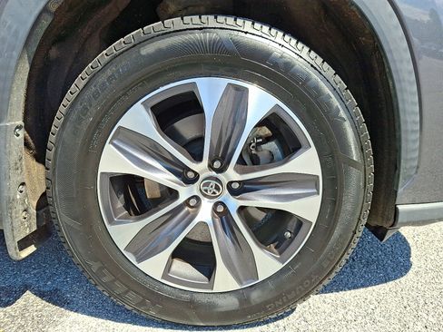 Used 2020 Toyota Highlander XLE AWD/4WD image 8